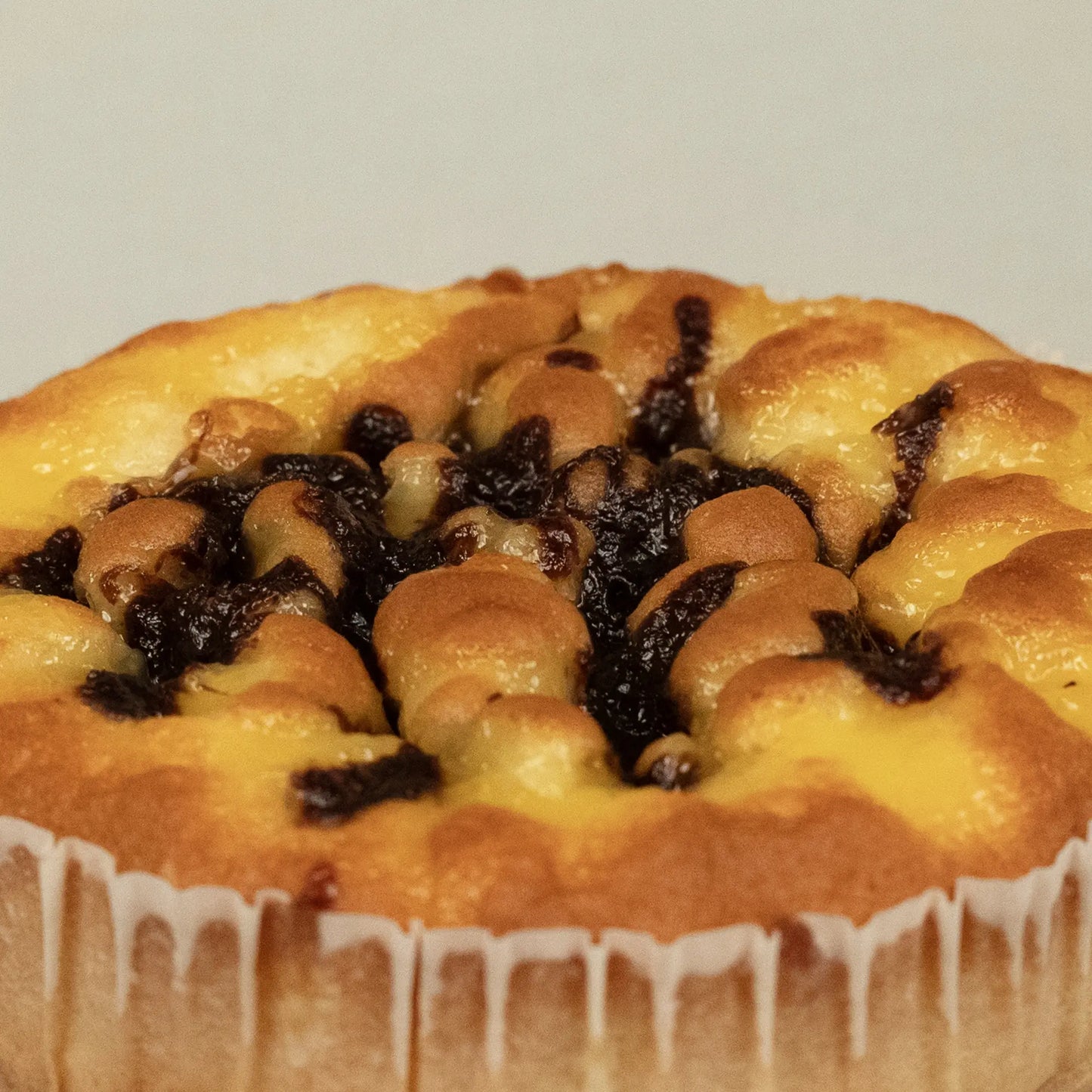 Cream and chocolate cake