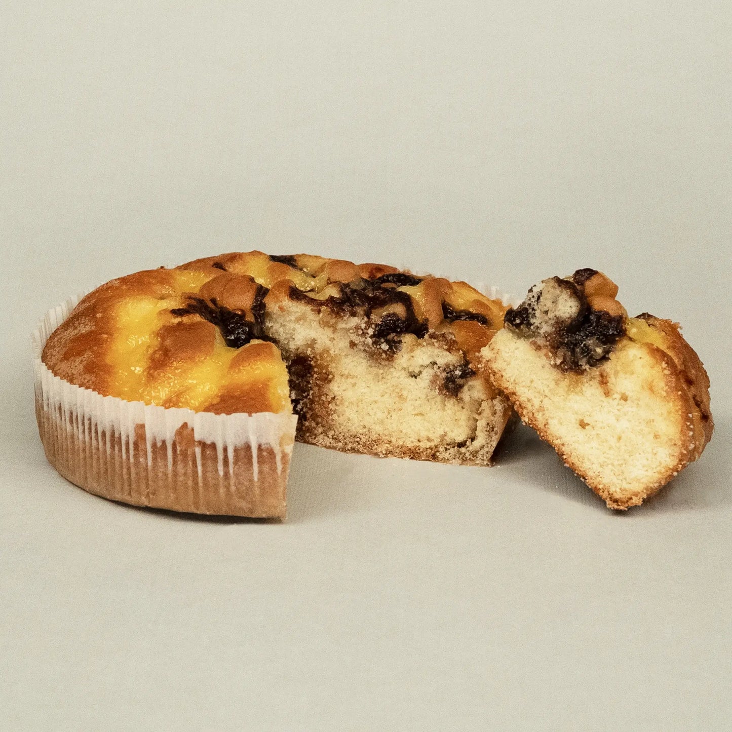 Cream and chocolate cake
